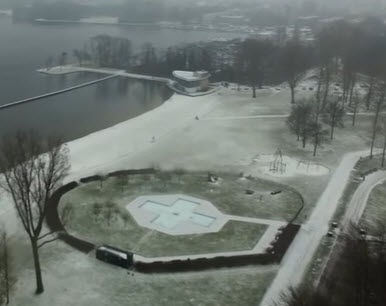 Prachtige dronebeelden eerste sneeuwdag Kralingse bos