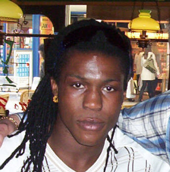 Signeersessie oud-Feyenoordspeler Royston Drenthe bij Boekhandel Snoek