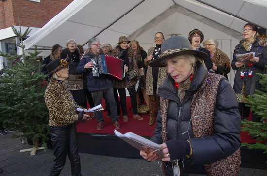 Bij de kerstman op schoot in de Lusthofstraat