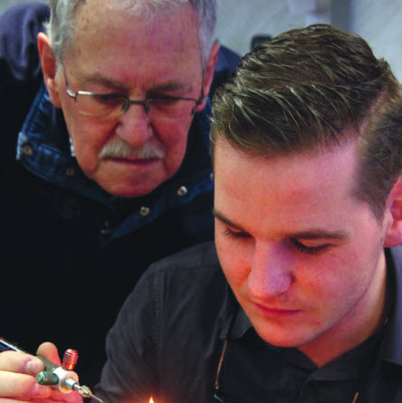 Goudsmid Derek doet alles