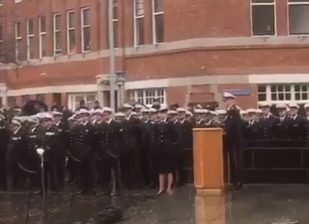 Aboutaleb legt krans bij mariniersmonument