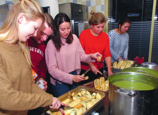 Driegangendiner voor daklozen door studenten van Laurentius