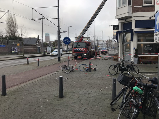 Schoorsteen van dak gewaaid op Oudedijk