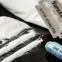 Drugskoeriers gecrasht en opgepakt na achtervolging op de Oostzeedijk
