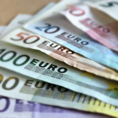 Half miljoen euro, vuurwapen en héél veel luxe in appartement Boezemkade