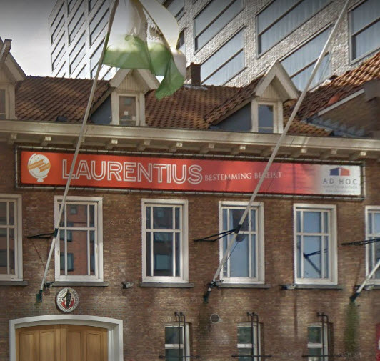 Hijskraan doorboort dak studentenvereniging Laurentius