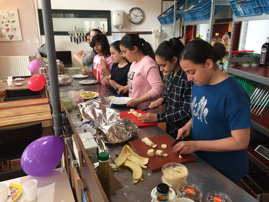 Groep 8 Arentschool organiseerde lopend buffet voor de buurt!