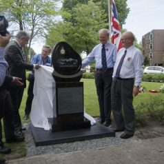 Bemanning neergeschoten Britse bommenwerper herdacht en geëerd