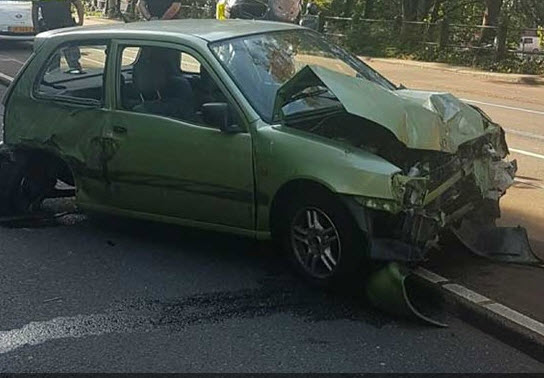 Automobilist richt ravage aan op de Oostzeedijk
