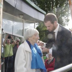 Roeivereniging Rijnmond coryfee Han Brentjes onderscheiden met Erasmusspeld