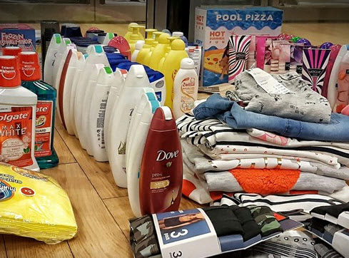 Auto vol gestolen goederen bij winkelcentrum Alexandrium