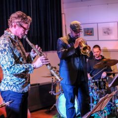 Maandelijks tropenhelm jazzconcert in Crooswijk
