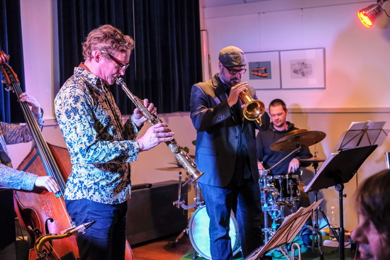 Maandelijks tropenhelm jazzconcert in Crooswijk