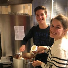 Driegangen diner voor daklozen door studenten van Laurentius