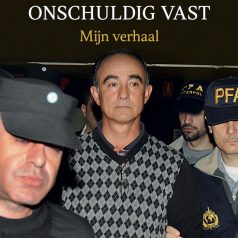 Julio Poch signeert zijn boek “Acht jaar onschuldig vast”