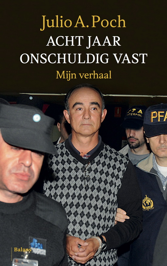 Julio Poch signeert zijn boek “Acht jaar onschuldig vast”