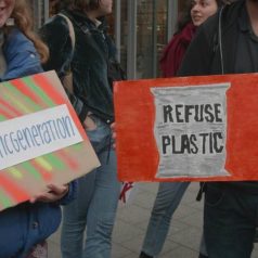Actiegroep Plastic Attack voert “plastic aanval” uit op supermarktketen in Kralingen