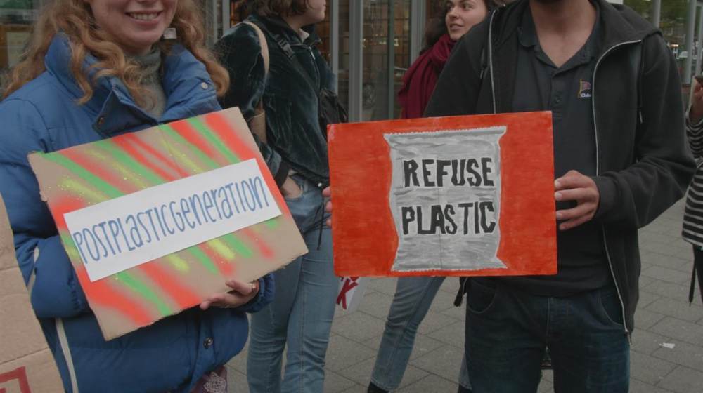 Actiegroep Plastic Attack voert “plastic aanval” uit op supermarktketen in Kralingen