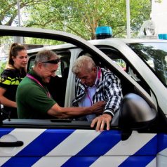 Roze Ouderen op bezoek in Rotterdams politiemuseum