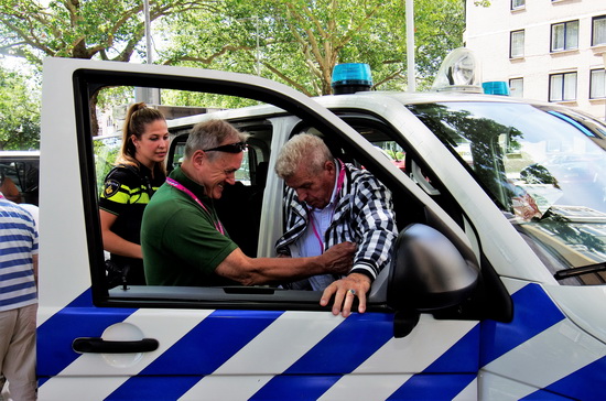 Roze Ouderen op bezoek in Rotterdams politiemuseum