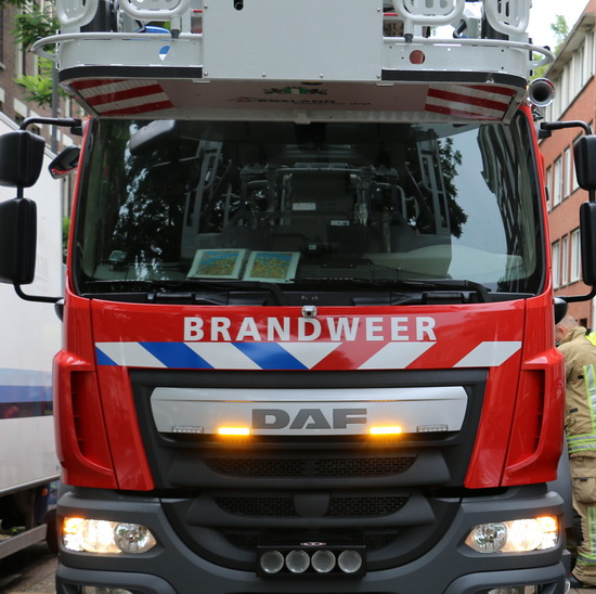 Brandweer redt mensen uit portiekwoning in Rubroekstraat