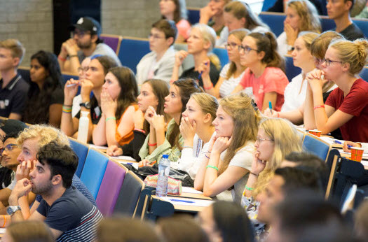 250 nieuwe EUR-studenten alvast in de collegezaal