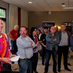 Buurvrouw Sanneke van Hassel op bezoek in Verpleeghuis Pniël