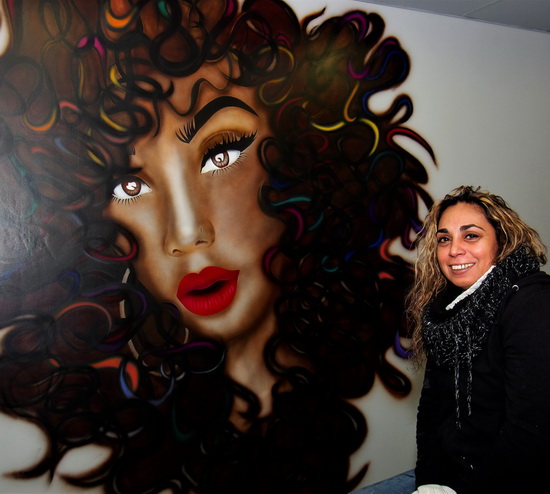 Anita Autar van Chillax Art aan het werk in Blue Caribbean