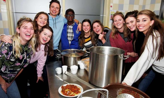 Studenten Sanctus Laurentius verzorgen Daklozendiner in Havenzicht