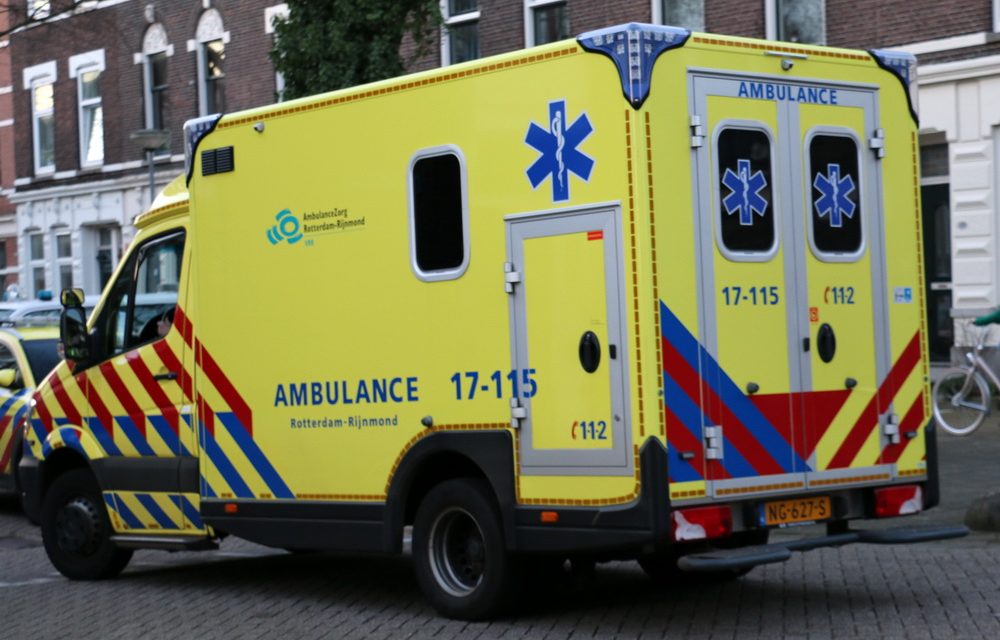 Auto op z’n kop op trambaan op Honingerdijk