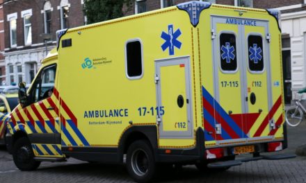 Auto op z’n kop op trambaan op Honingerdijk