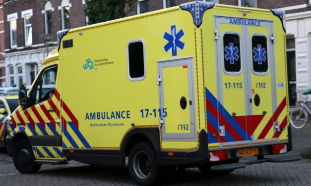 Auto op z’n kop op trambaan op Honingerdijk