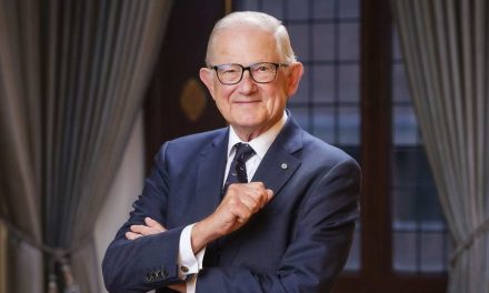 Pieter van Vollenhoven signeert bij Boekhandel Snoek