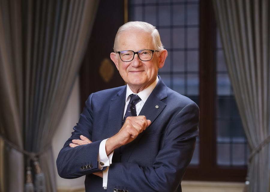 Pieter van Vollenhoven signeert bij Boekhandel Snoek