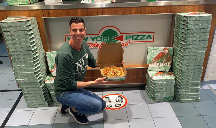 New York Pizza Alexandrium geeft pizza’s weg aan mensen die het nodig hebben