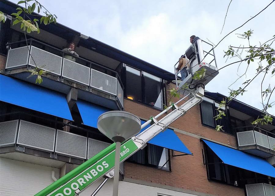 Hoog bezoek jarige Rose aan bejaarde moeder