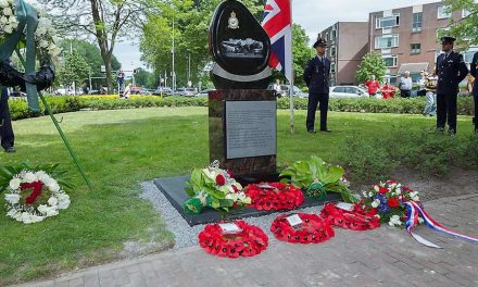 Leg op 13 mei bloemen bij het Short Stirling gedenkteken