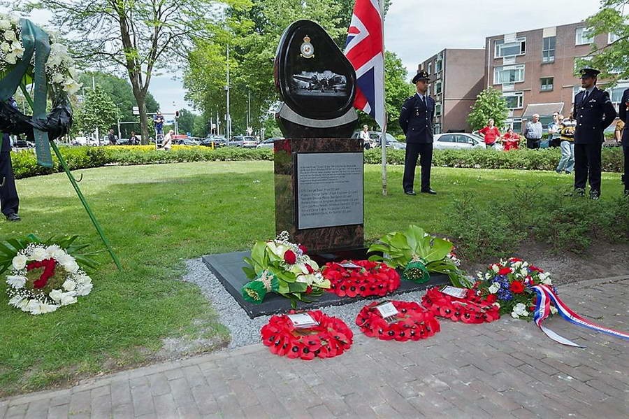 Leg op 13 mei bloemen bij het Short Stirling gedenkteken