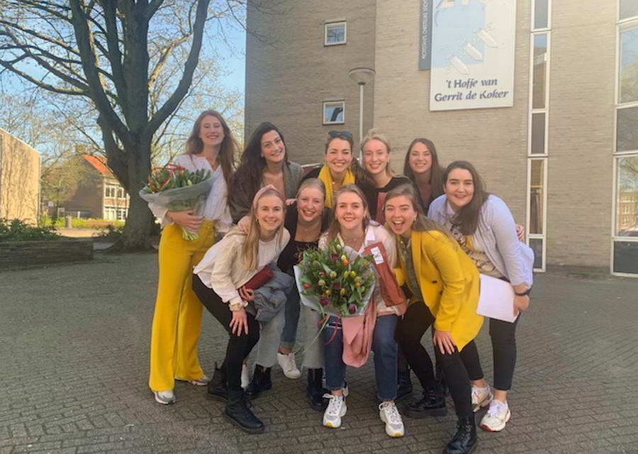 Studenten zingen voor bewoners van ’t Hofje van Gerrit de Koker
