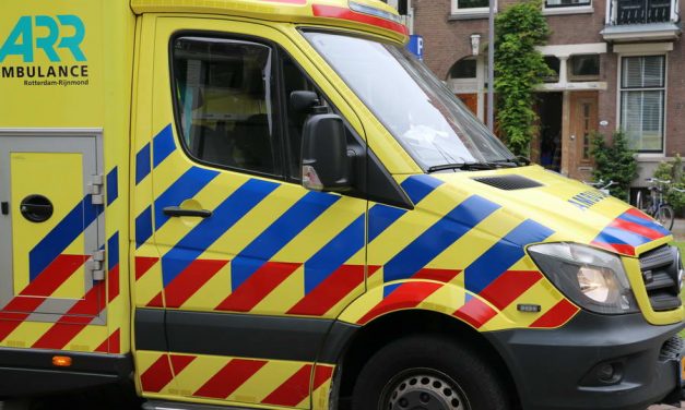 Oudere man op scootmobiel aangereden door auto