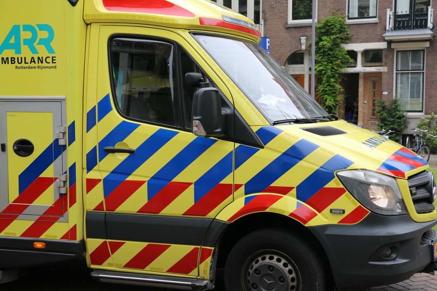 Oudere man op scootmobiel aangereden door auto