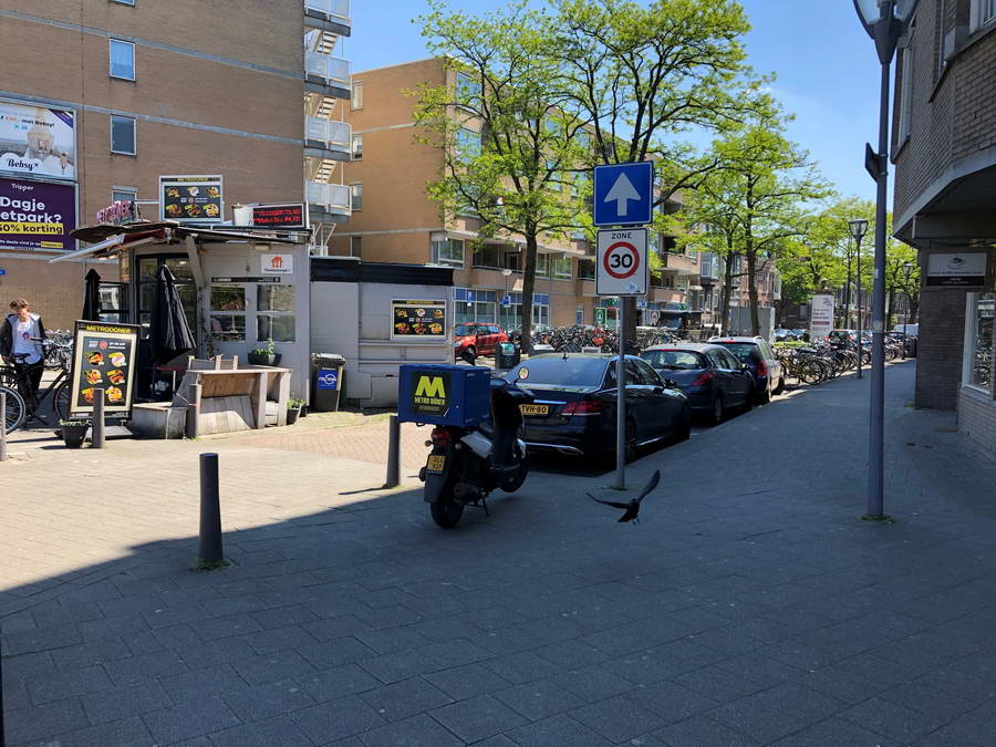 Vrouw overvalt supermarkt Voorschoterlaan