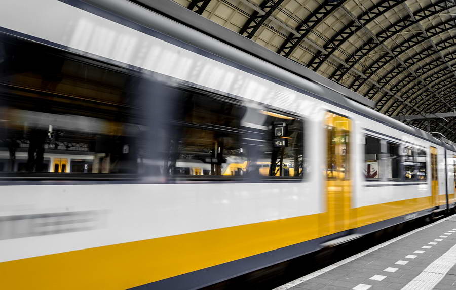 Vrouwen slaan en bespugen treinconducteur op station Alexander