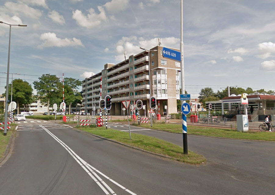 Metro en auto botsen op elkaar bij winkelcentrum Alexandrium