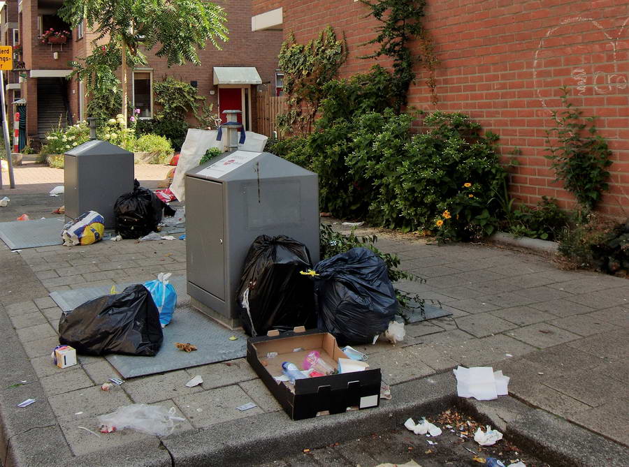 Rotzooi in de Eduard Jacobsstraat
