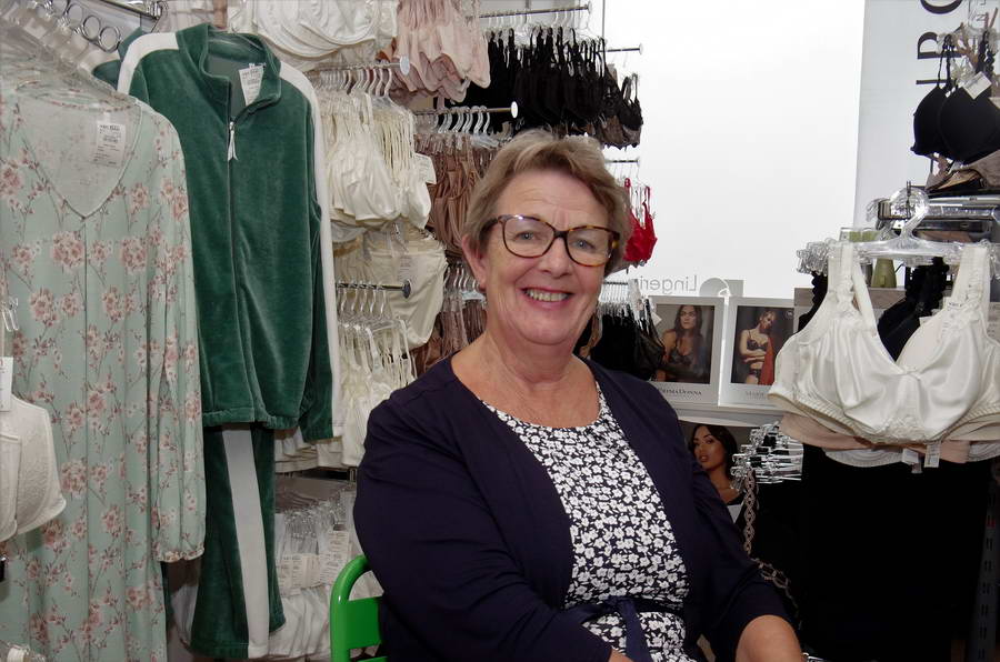 Verkoopster Henny bijna 55 jaar werkzaam voor Van Baal
