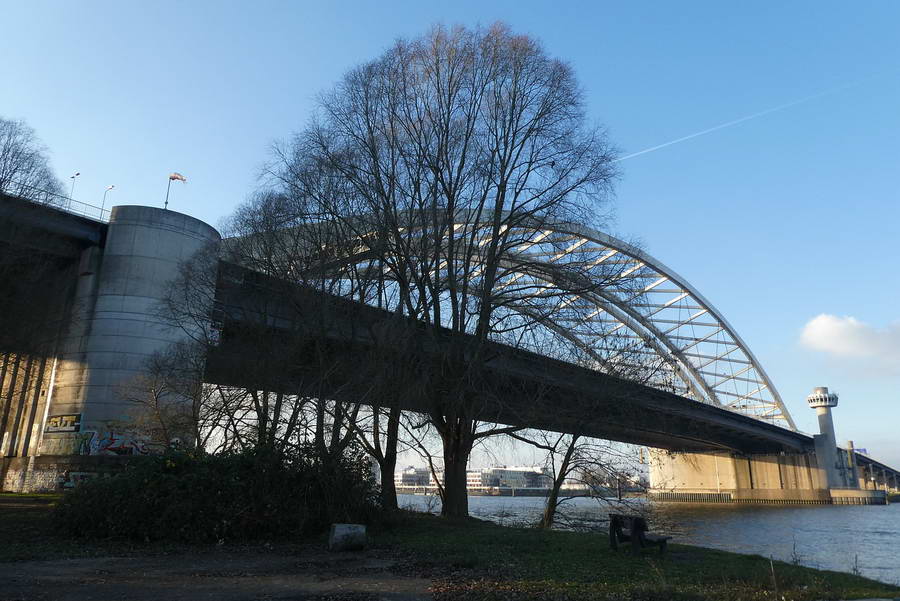 Hoofdrijbaan van de Van Brienenoordbrug A16 richting Den Haag afgesloten