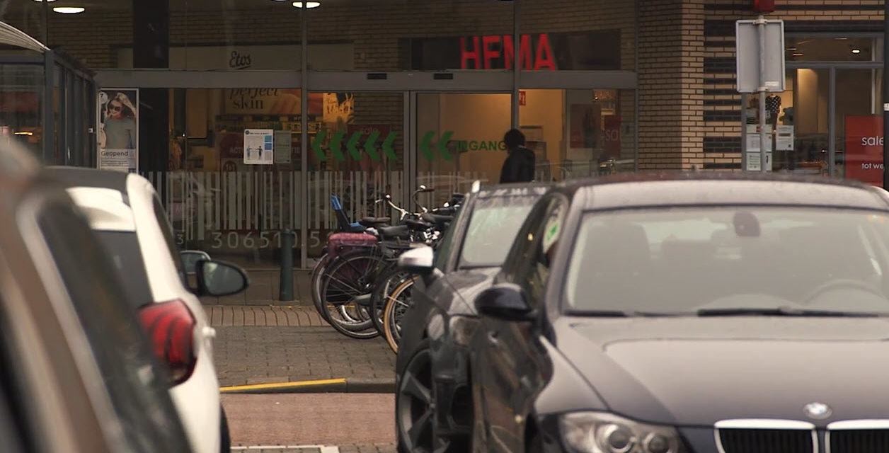 Politieonderzoek: man met mondkapje overvalt Hema Mia van IJperenplein