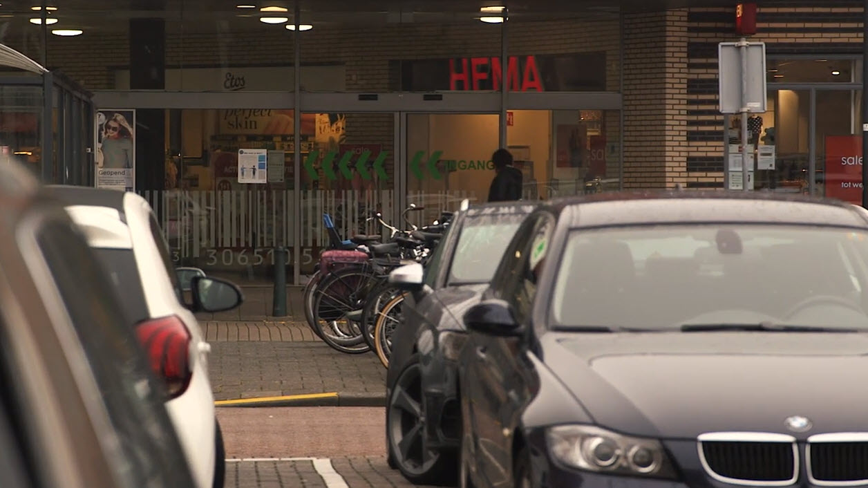 Politieonderzoek: man met mondkapje overvalt Hema Mia van IJperenplein