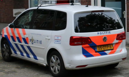 Man met samoerai mes trapt tegen voordeur woning in Kralingen